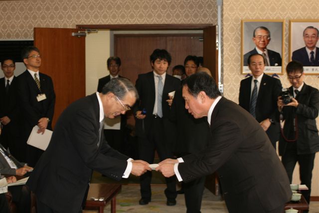 要望書を知事に手交