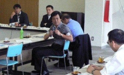 地元関係者と意見交換をするたかひら元